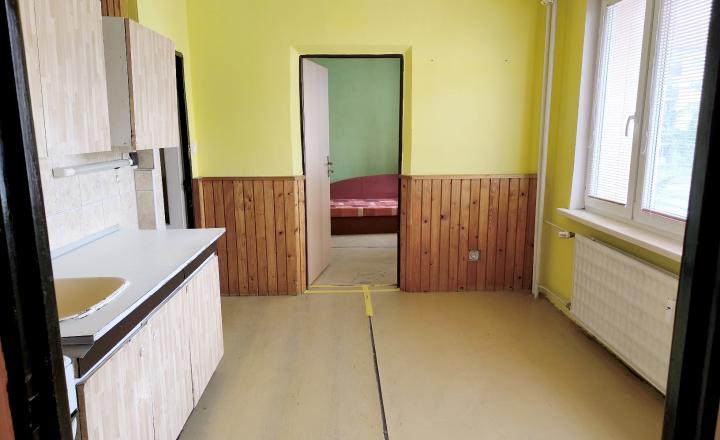 NAJLACNEJŠÍ VEĽKÝ 2 IZBOVÝ BYT, Z KTORÉHO JE MOŽNÉ PO JEDNODUCHEJ ÚPRAVE UROBIŤ 3 IZBOVÝ, AJ AKO INVESTIČNÝ KÚPOU VOĽNÝ - fotografia 3