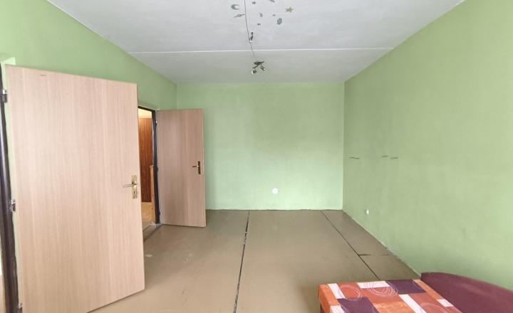 NAJLACNEJŠÍ VEĽKÝ 2 IZBOVÝ BYT, Z KTORÉHO JE MOŽNÉ PO JEDNODUCHEJ ÚPRAVE UROBIŤ 3 IZBOVÝ, AJ AKO INVESTIČNÝ KÚPOU VOĽNÝ - fotografia 6