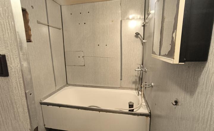 NAJLACNEJŠÍ VEĽKÝ 2 IZBOVÝ BYT, Z KTORÉHO JE MOŽNÉ PO JEDNODUCHEJ ÚPRAVE UROBIŤ 3 IZBOVÝ, AJ AKO INVESTIČNÝ KÚPOU VOĽNÝ - fotografia 10