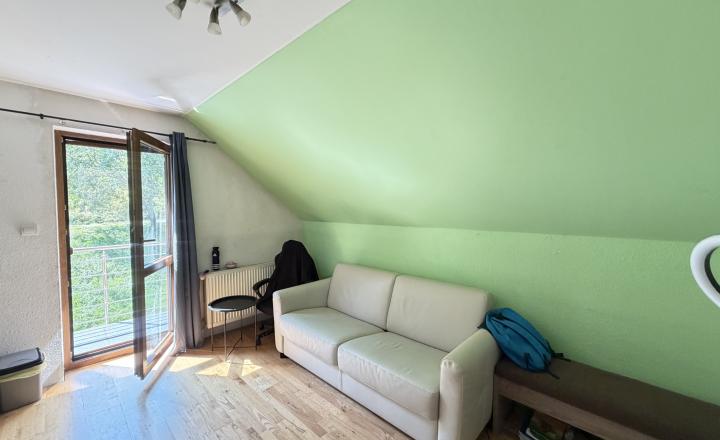REZERVOVANÉ!! 4-IZBOVÝ RODINNÝ DOM S KRYTOU TERASOU A BALKÓNOM, POSLEDNÝ V SLEPEJ ULICI, DVE KÚPEĽNE ČIERNY BALOG HOREHRONIE - fotografia 7