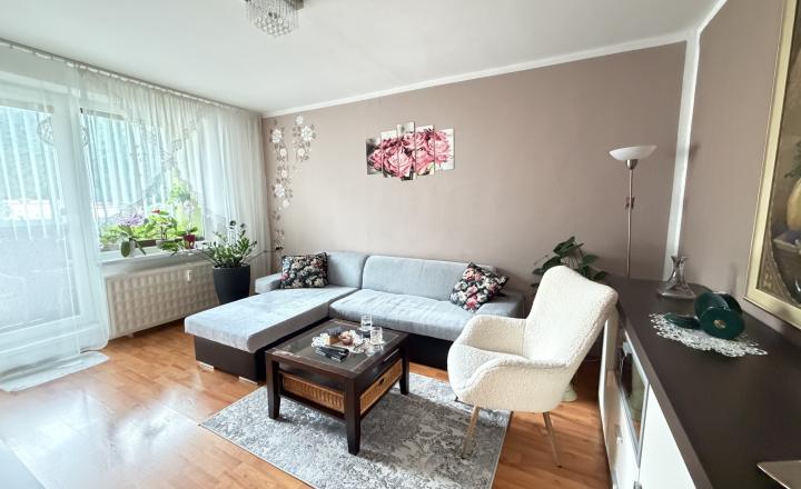 SVETLÝ A VZDUŠNÝ 4 IZBOVÝ BYT VO VYHĽADÁVANEJ TICHEJ LOKALITE S KRÁSNYMI VÝHĽADMI 30 MINÚT DO BB BEZ NUTNEJ INVESTÍCIE PODBREZOVÁ-ŠTIAVNIČKA - fotografia 3