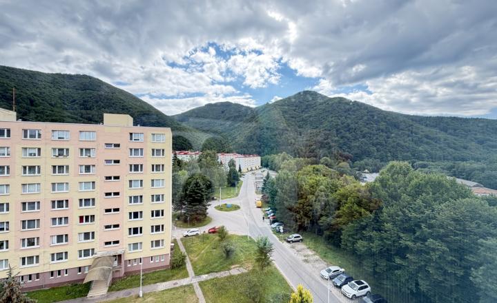 SVETLÝ A VZDUŠNÝ 4 IZBOVÝ BYT VO VYHĽADÁVANEJ TICHEJ LOKALITE S KRÁSNYMI VÝHĽADMI 30 MINÚT DO BB BEZ NUTNEJ INVESTÍCIE PODBREZOVÁ-ŠTIAVNIČKA - fotografia 6