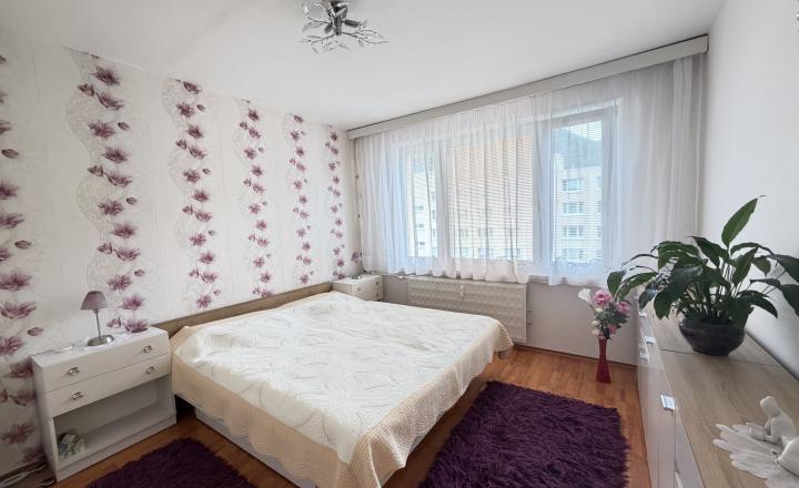 SVETLÝ A VZDUŠNÝ 4 IZBOVÝ BYT VO VYHĽADÁVANEJ TICHEJ LOKALITE S KRÁSNYMI VÝHĽADMI 30 MINÚT DO BB BEZ NUTNEJ INVESTÍCIE PODBREZOVÁ-ŠTIAVNIČKA - fotografia 13