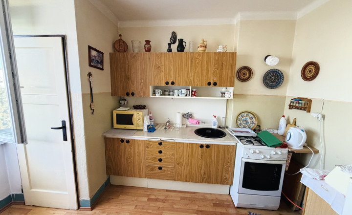 Predaj: Vo vynikajúcej lokalite obce Valaská ponúkame na predaj veľký 1 izbový byt s balkónom a krásnym výhľadom - fotografia 1