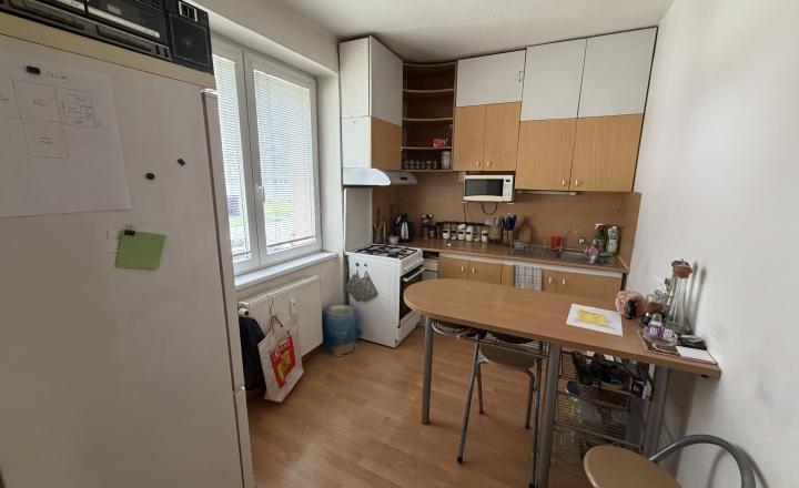V centre Brezna ponúkame na predaj 3 izbový byt za cenu 2 izbového,murované jadro,dve pivnice - fotografia 1