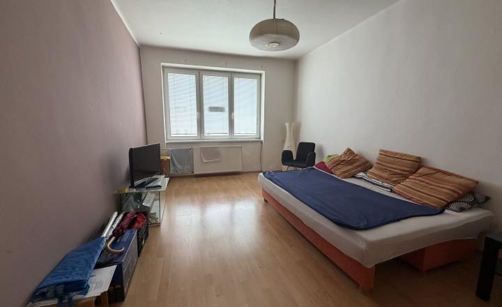 V centre Brezna ponúkame na predaj 3 izbový byt za cenu 2 izbového,murované jadro,dve pivnice - fotografia 5
