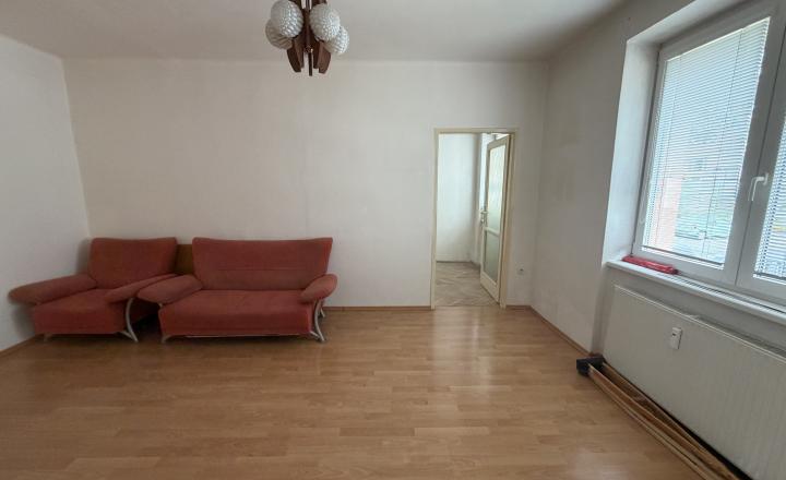V centre Brezna ponúkame na predaj 3 izbový byt za cenu 2 izbového,murované jadro,dve pivnice - fotografia 6