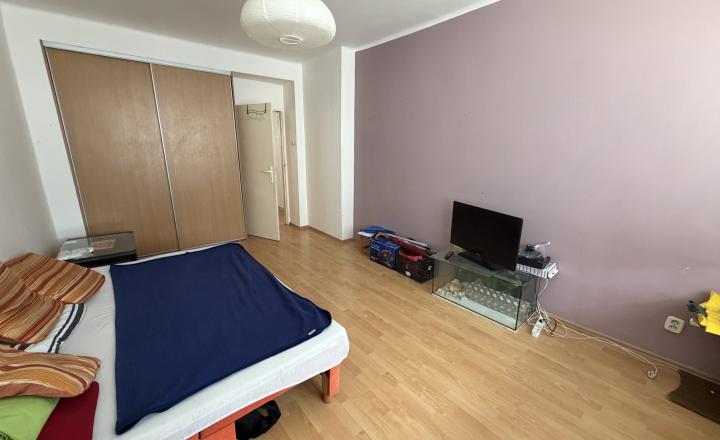 V centre Brezna ponúkame na predaj 3 izbový byt za cenu 2 izbového,murované jadro,dve pivnice - fotografia 9