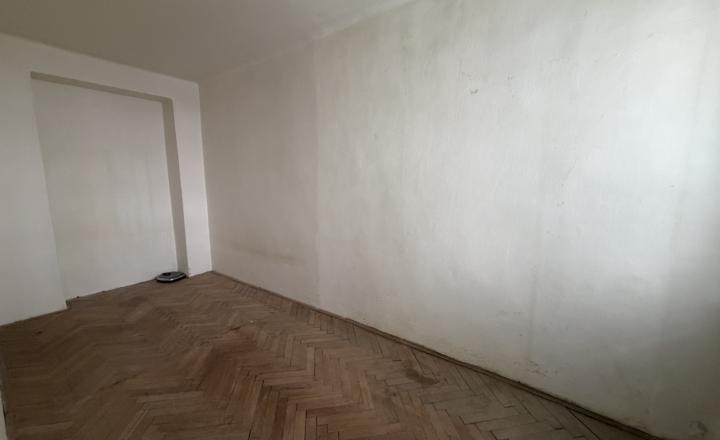 V centre Brezna ponúkame na predaj 3 izbový byt za cenu 2 izbového,murované jadro,dve pivnice - fotografia 11