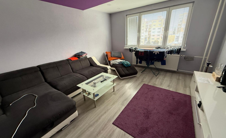 Na predaj ponúkame: Slnečný 3-izbový byt s loggiou po kompletnej rekonštrukcii – Brezno, sídlisko Mazorníkovo (63 m²)