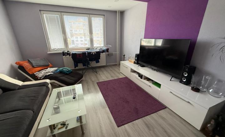 Na predaj ponúkame: Slnečný 3-izbový byt s loggiou po kompletnej rekonštrukcii – Brezno, sídlisko Mazorníkovo (63 m²) - fotografia 1