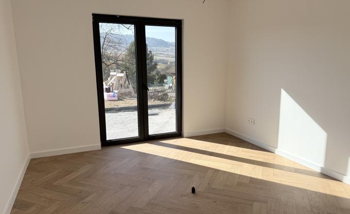 ==NA PREDAJ== MONTOVANÝ KERAMICKÝ DOM BREZNO ČASŤ ROHOZNÁ - fotografia 9