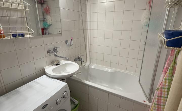 V centre Brezna ponúkame na predaj 3 izbový byt za cenu 2 izbového,murované jadro,dve pivnice - fotografia 3