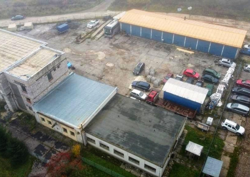 Priemyselný areál s garážami a administratívnym zázemím