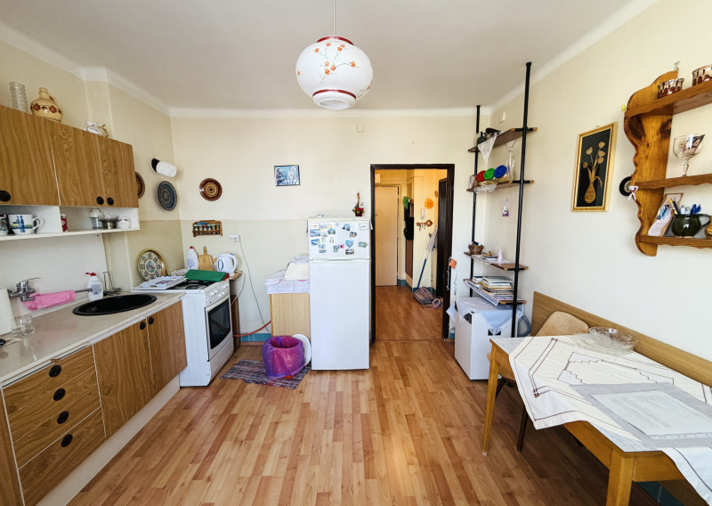 Predaj: Vo vynikajúcej lokalite obce Valaská ponúkame na predaj veľký 1 izbový byt s balkónom a krásnym výhľadom